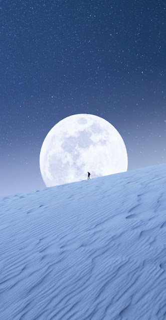 تحميل خلفية ايفون فخمه المشي فوق جبل ثلجي تحت القمر بدقة 4K