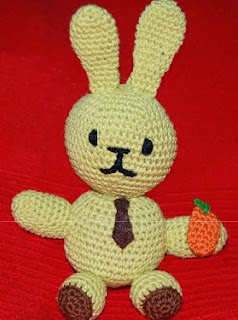 http://dl.dropboxusercontent.com/u/74169808/ganchillo/MIS%20TRABAJOS/amigurumis/CONEJO%20AMIGURUMI.pdf