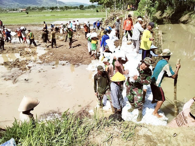 Tanggul Jebol, TNI Polri Dan Relawan Turun Tangan Memperbaikinya