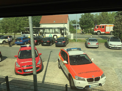 Viel Rot bei den Fahrzeugen vor dem Zugfenster