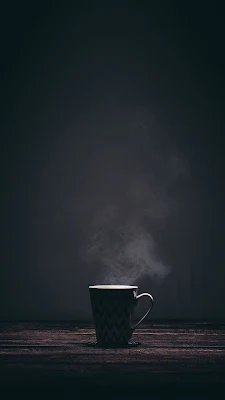 Wallpaper keren full layar gambar segelas kopi hangat