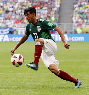 Carlos Vela controla un balón en un partido de México en el mundial de Rusia 2018