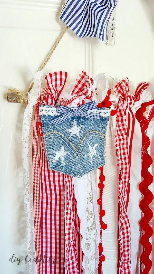 patriotic wall hanging using ribbon and denim  |  DIY Beautify