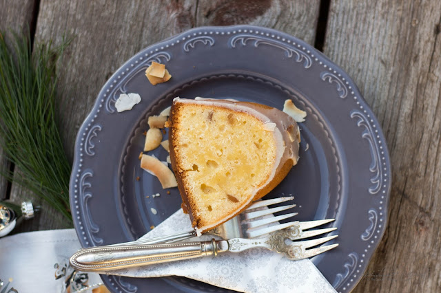 Coconut Macadamia Nut Pound Cake mit Snowy Rum Glaze 