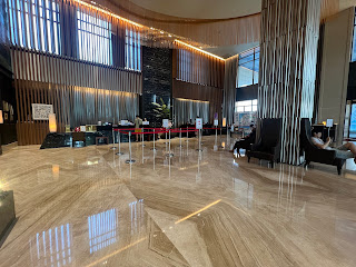 淡水福容大飯店有很大的室內親子樂園，又有阿基師飯店，是新北唯二的五星級飯店。之前我們住過兩家福容飯店台中麗寶福容和福隆福容大飯店，住宿經驗都很不錯。這次帶一群小朋友一起來淡水福容大飯店補過兒童節，總結兩天一夜的住房心得，覺得淡水福容大飯店很適合一家大小安排一個兩天一夜輕旅行，有海景，溫泉，淡水老街等