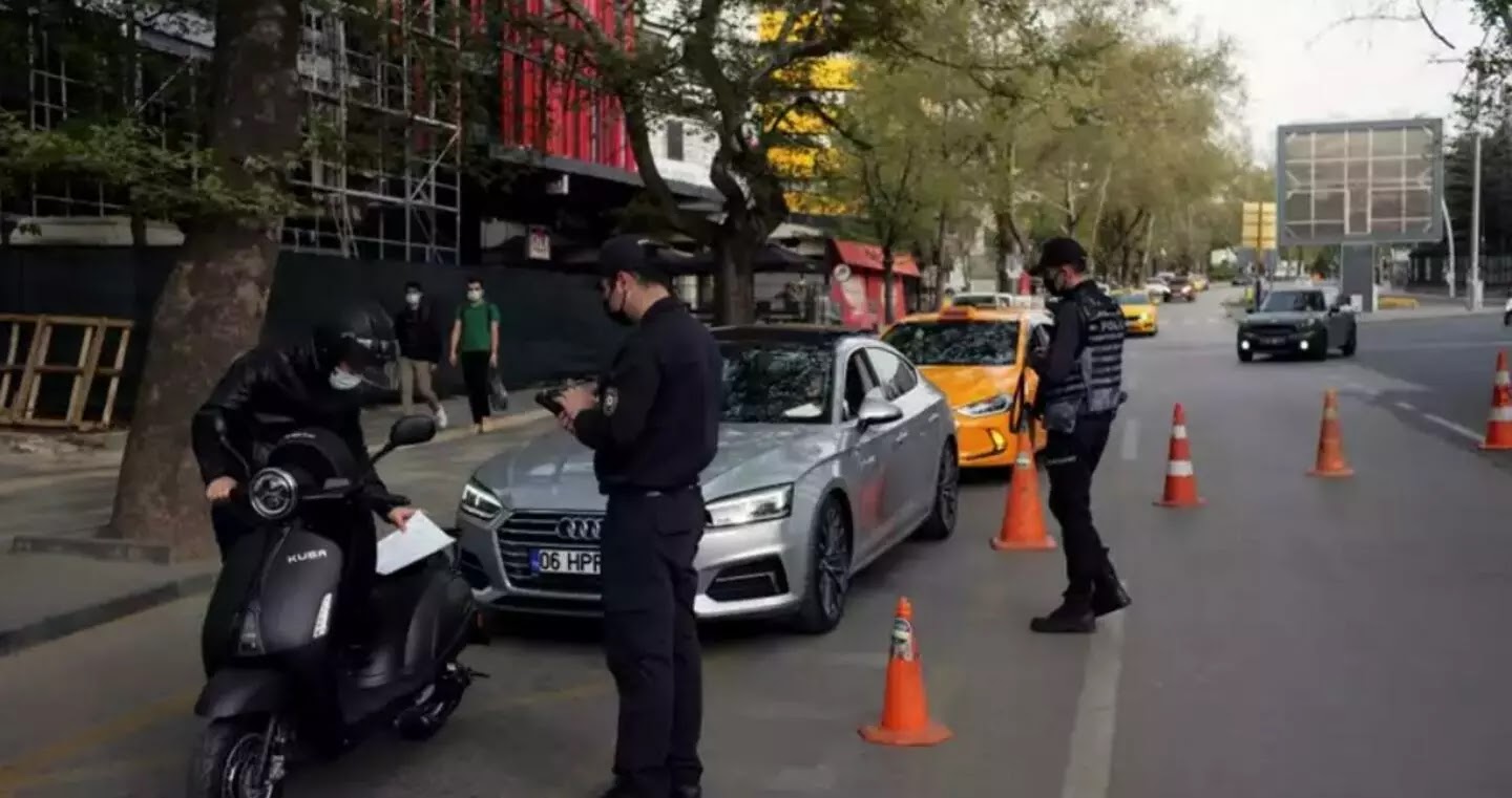 Ένοπλος τραυμάτισε δύο αστυνομικούς στην Κωνσταντινούπολη