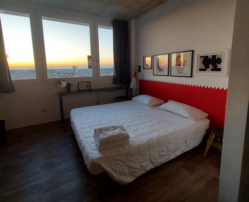 Private double room in ANDA venice hostel with sunset view out the window