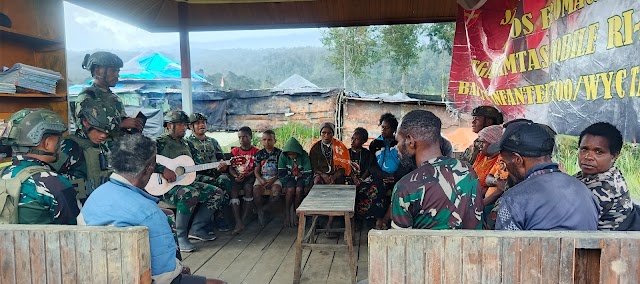 Satgas TNI di Pos Eromaga: Mengukuhkan Kebersamaan dengan Ibadah Mingguan Bersama Warga Kristen Kampung Eronggobak