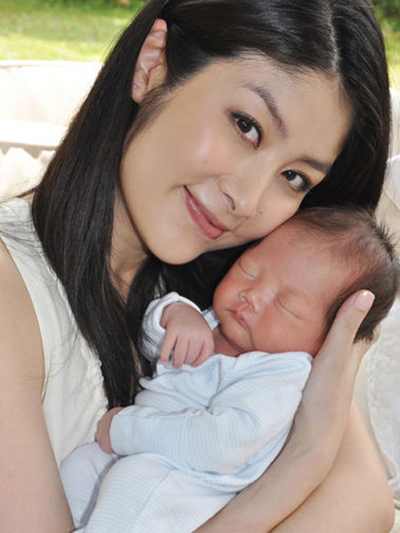 MSN Kelly Chen's newborn son meets the media