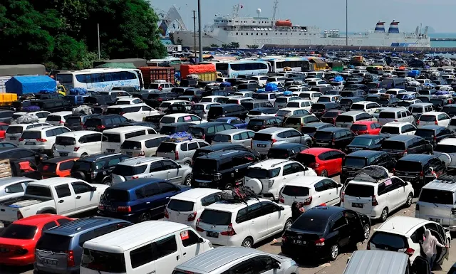 Antrean Kendaraan Panjang Menuju Pelabuhan Merak Mencapai 19 Kilometer, Pemudik Menghabiskan Waktu 15 Jam