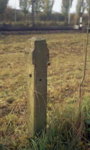 Paaltje langs spoorbaan, Engeveldweg, Zevenaar