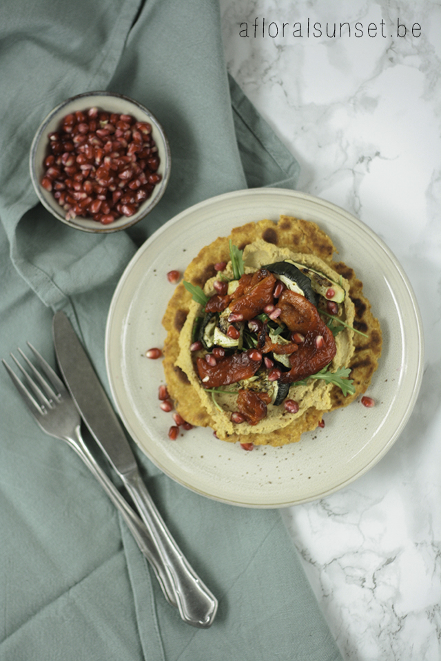 Naanbrood met hummus en gegrilde groenten - a floral sunset