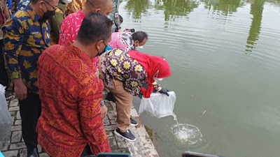Eva Dwiana Sebar 10 Ribu Benih Ikan di Embung Sukarame