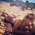 Com biquininho rosa, ex-BBB Renata posta foto em praia no Rio