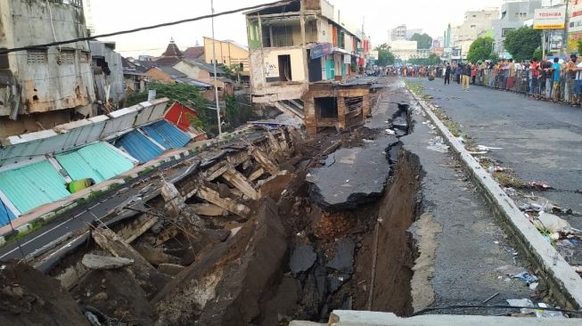 Gara-gara Banjir, 9 Ruko Ambruk dan Amblas Masuk Sungai, naviri.org, Naviri Magazine, naviri