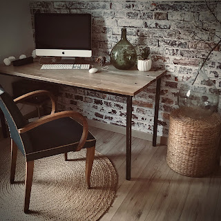 bureau industriel avec chaise ancienne et mur en brique