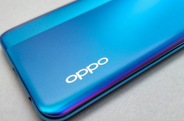 هاتف Oppo A74 قيد العمل ، وحصل على شهادات متعددة