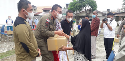 Sisihkan Gaji, KB Satpol PP Bantu Warga Terimbas Pandemi