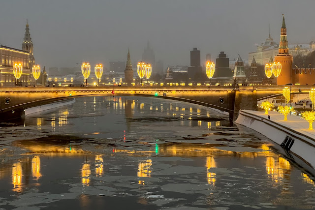 Зарядье, вид с «Парящего моста», Москва-река, Большой Москворецкий мост