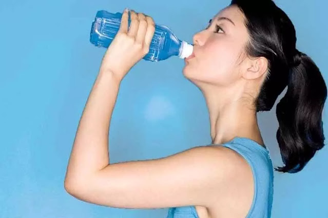 अगर कोई जरूरत से ज्यादा पानी पी ले तो क्या होगा? जानिए रोजाना कितना पानी पीना चाहिए…