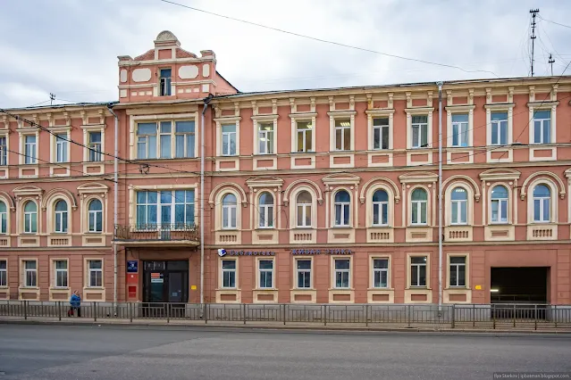 Старый трехэтажный дом