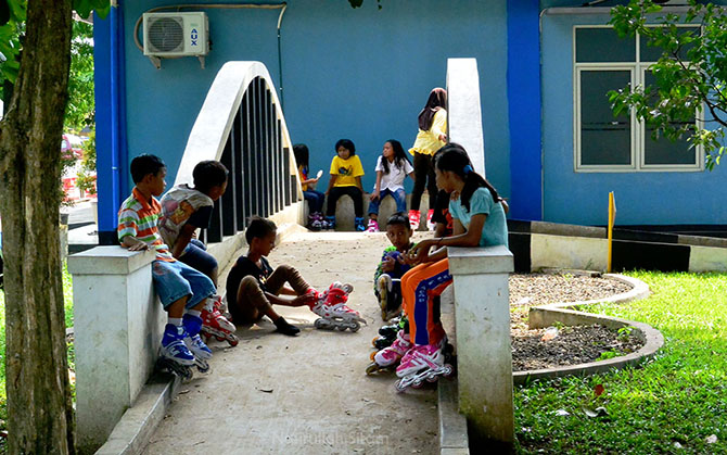 Sekelompok anak sedang istirahat di taman