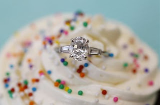 gambar kue cupcake tunangan engagement cincin