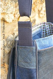 Sac Besace en jeans recyclés monté façon patchwork, intérieur coton ethnique, passepoil gris, deux poches en soufflet devant, biais gris sur le rabat, entièrement doublé pour le rendre semi-rigide, anse coton bleu marine, boucles couleur laiton vieilli. Dimensions : 24 x 18 x 7 cm environ.  Les jeans portés recyclés parfois délavés par le temps apportent cette "petite chose en plus" à cette pièce unique