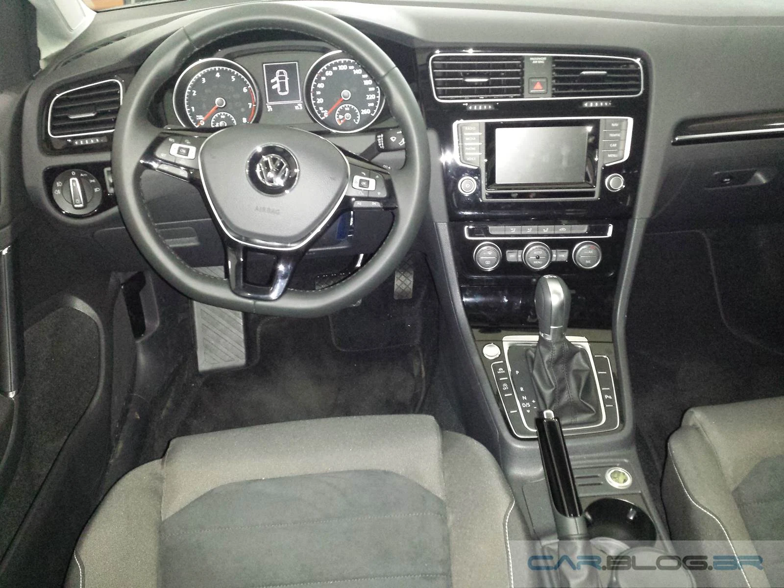 VW Golf 2015 - fabricação México - interior