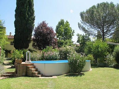 Jardín moderno con piscina