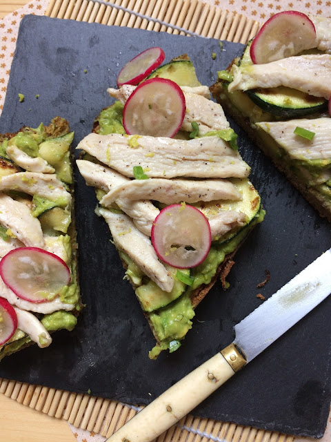 tosta de aguacate y pollo con calabacín receta