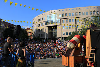 Teatro en la plaza de las Esculturas