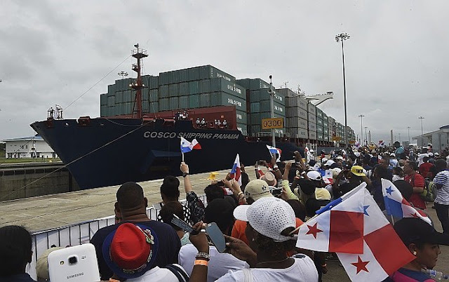 Un buque chino inaugura el Canal de Panamá tras su ampliación.