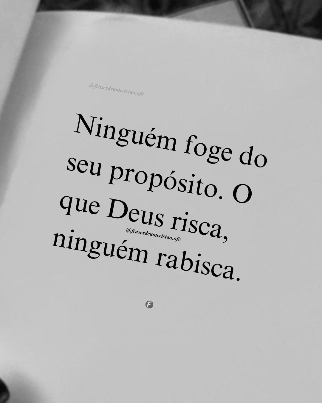 Ninguém foge do seu propósito. O que Deus risca, ninguém rabisca.