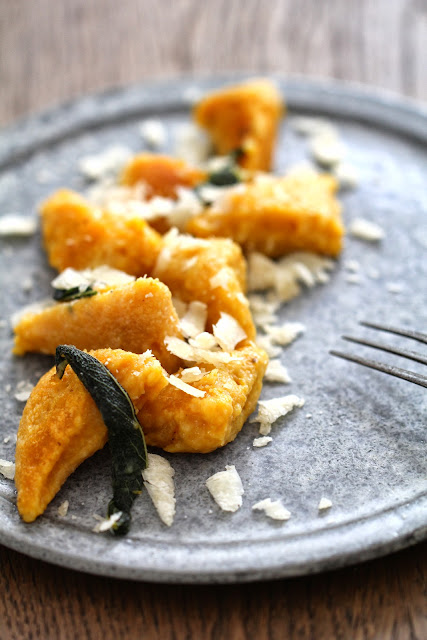 gnocchi de potimarron , sauge , parmesan