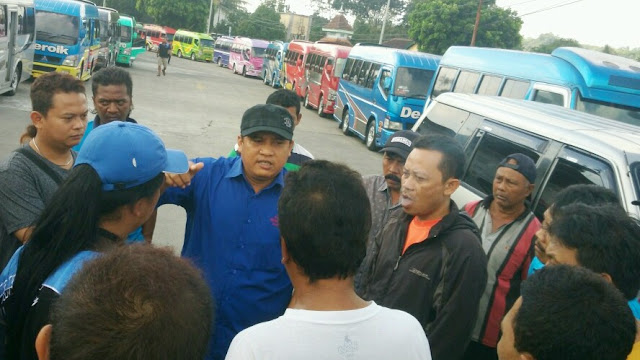 Ratusan Angkutan Umum Prona Mogok, Tolak Angkutan Plat Hitam