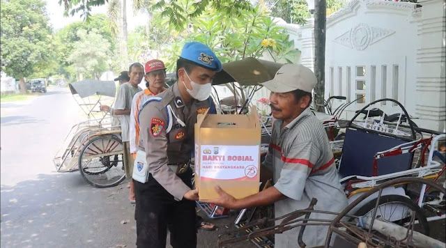  Peduli Sesama, Polres Lumajang Salurkan Bantuan Sosial Untuk Jukir dan Abang Becak 