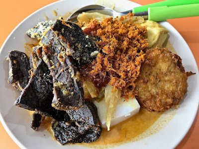 Nusa & Tara, lontong paru begedil