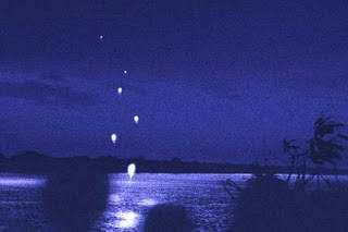 1. Naga Fireballs Bola naga ini terjadi setiap bulan Okboer di Sungai Mekong yang terletak di Vietnam.