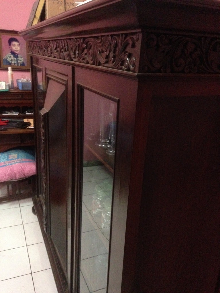 SEBUAH LEMARI  PAJANG LEMARI  HIAS TIGA PINTU VANDERPOOL 