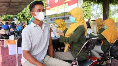 Polres Pekalongan Kembali Gelar Vaksinasi Massal Sembari Salurkan Bantuan Langsung Tunai (BLT) Minyak Goreng..