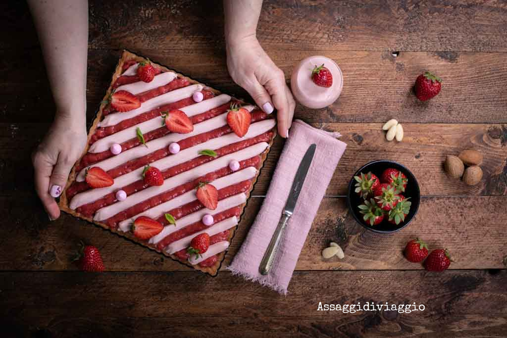 Crostata di fragole con crema frangipane e caramello alle fragole