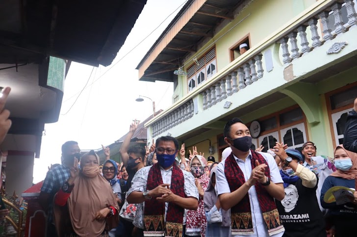 Blusukan di 5 Luhah Sungaipenuh, Fikar, Yos, dan Ferry Iringi Tale dan Dikalungi Selendang Batik 