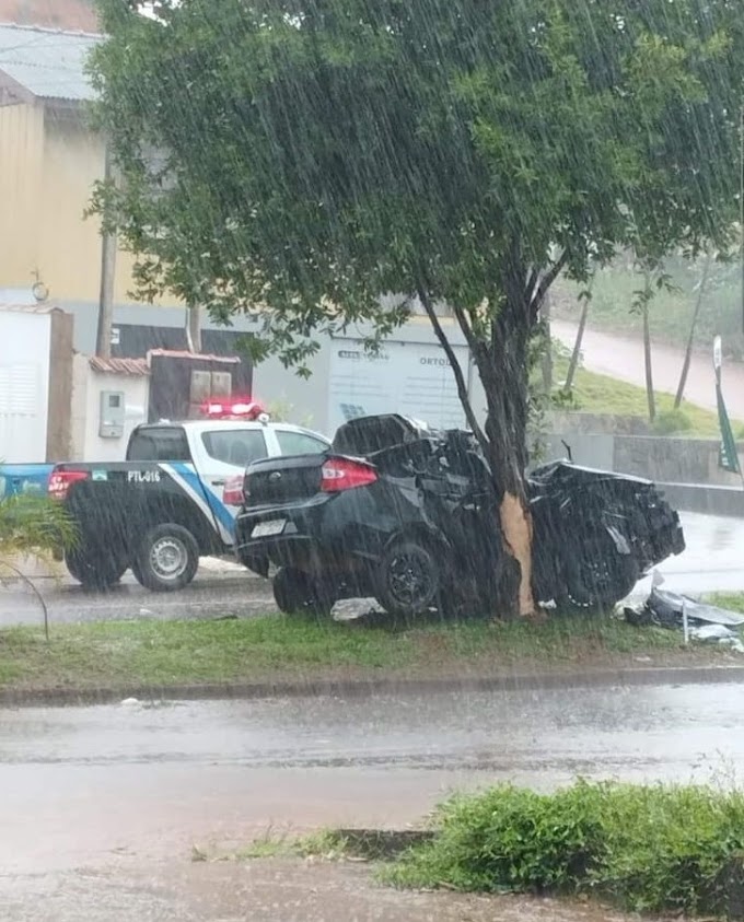 Cinco pessoas ficam gravemente feridas em forte colisão de carro com árvore em Rondônia