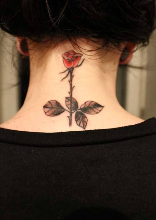 Legal tatuagens para a menina no pescoço