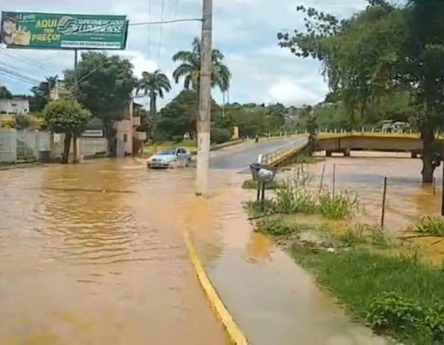 Rio Muriaé transborda e ruas de Itaperuna ficam alagadas