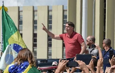 Bolsonaro discursa em frente QG do Exército