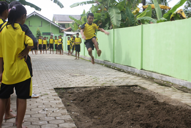 Aksi Lompat Jauh Siswa