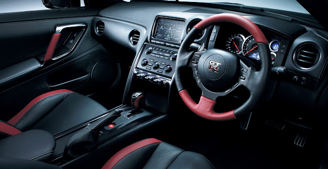 2014-Nissan-GT-R-interior