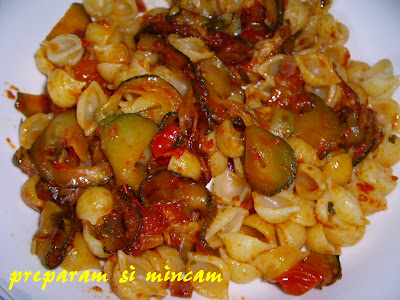 Articole culinare : Paste cu dovlecei/Conchigliette con zucchine